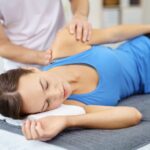 Therapieliege mit Patientin in seitlicher Position während einer Behandlung