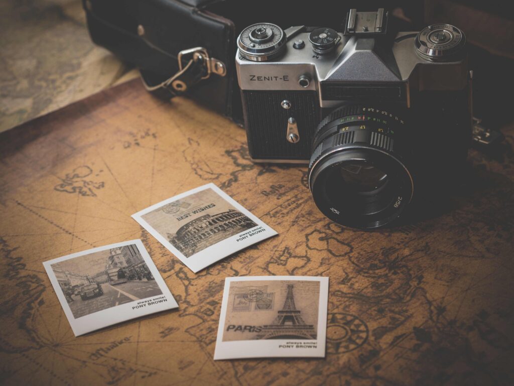 Kamera und Polaroids auf einer Landkarte