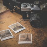 Kamera und Polaroids auf einer Landkarte