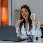 Logopädin in einem Online Meeting