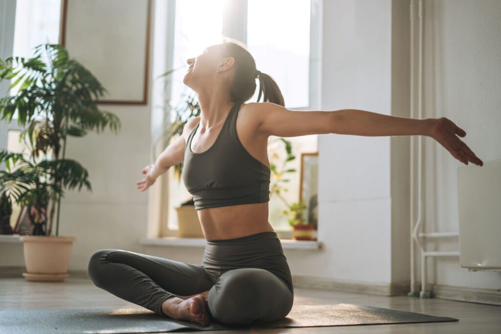 Eine Frau macht Yoga